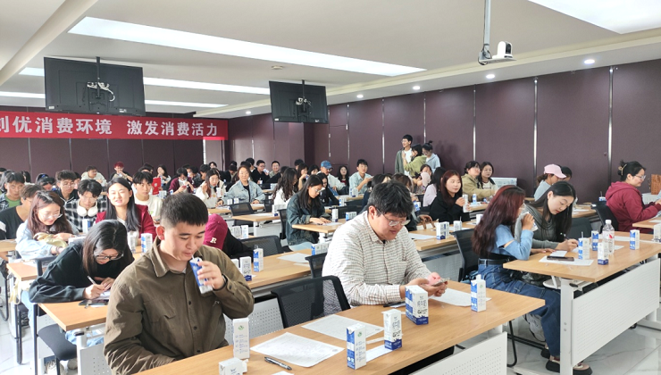 兰州财经大学师生到庄园牧场参观交流